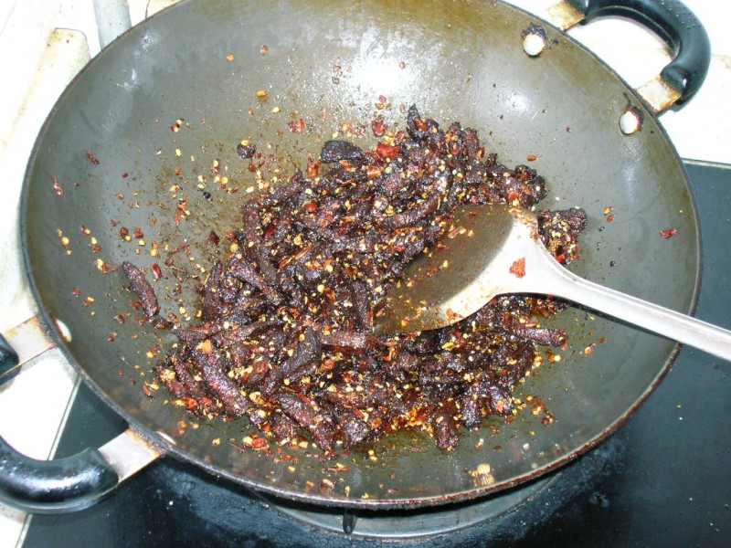 麻辣牛肉干入锅