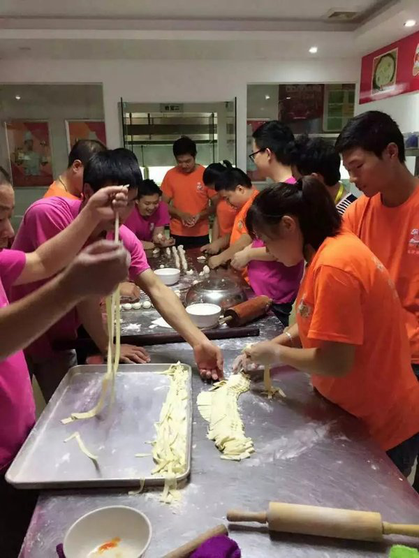 长沙美食培训学校-飘飘香小吃培训学员操作图