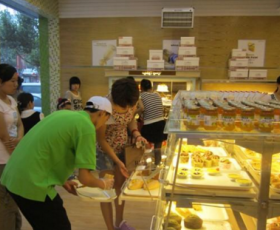 初创业他亏损一百万，东山再起现已有8家分店